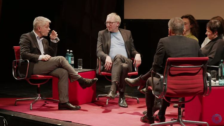 Masala, Varwick, Friedman und Deitelhoff (v.l.) im Frankfurter "Streitclub". Im Publikum saßen Schülerinnen und Schüler einer Frankfurter Schule; zwei von ihnen kamen im letzten Teil der Debatte auf die Bühne, um ebenfalls Fragen zu stellen.