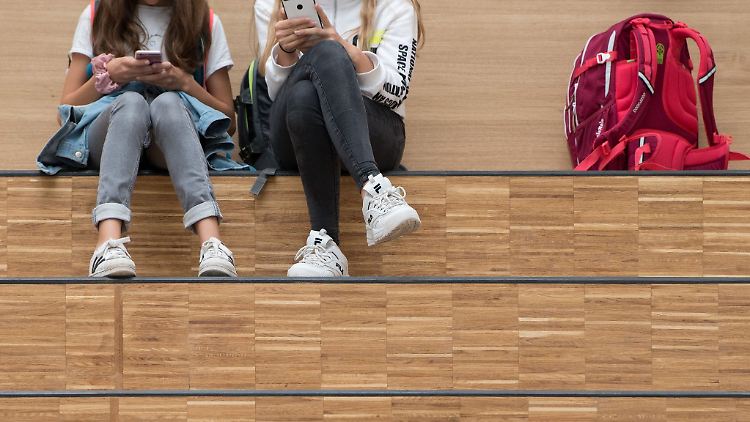 Mit Kinderkonten und den dazugehörigen Apps kann der Nachwuchs spielerisch den Umgang mit Geld lernen.