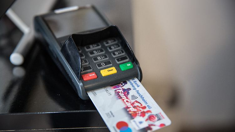 Der durchschnittliche Bezahlbetrag mit der Girocard sank binnen Jahresfrist weiter von 42,82 Euro auf 42,34 Euro. 