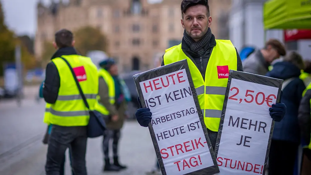Mitarbeiter-des-Einzelhandels-protestieren-bei-einer-Streikkundgebung-der-Gewerkschaft-Verdi-fuer-hoehere-Gehaelter