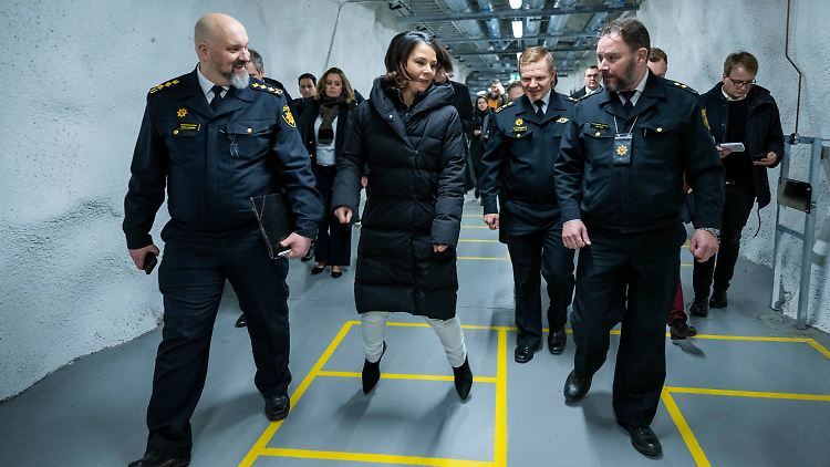 Eine Bodenmarkierung in einem der unterirdischen Gänge animierte die deutsche Ministerin sogar zu einem Hüpfspiel.