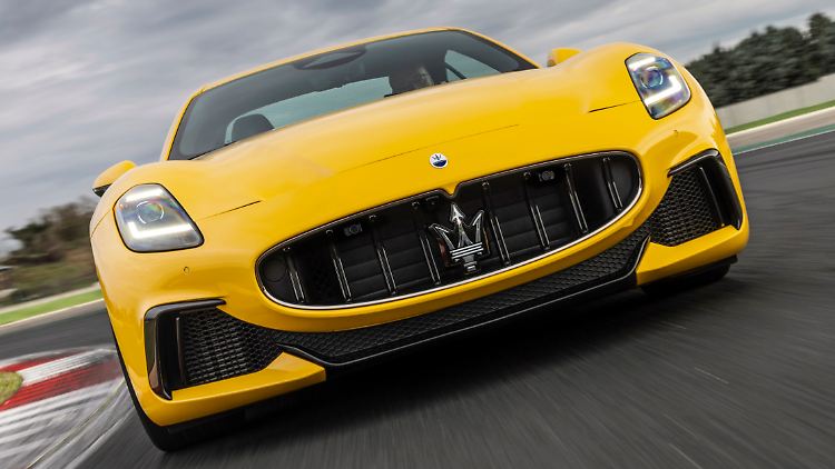 Brutal zoomt der V6 die zu 65 Prozent aus Aluminium gefertigte Karosse samt Fracht förmlich auf Tempo.