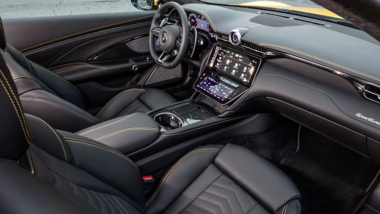 Auch was analog aussieht, wie die Uhr in der Armaturenbrettmitte, ist beim Maserati GranTurismo digital.