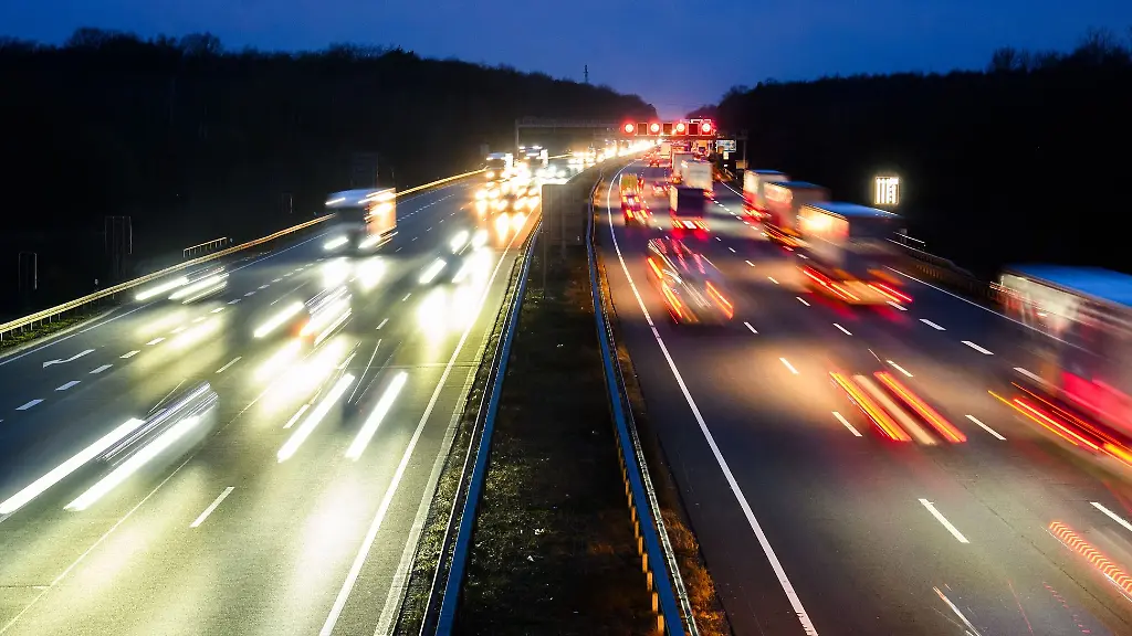 Verkehrsverstoesse-werden-je-nach-Art-und-Schwere-mit-Punkten-in-Flensburg-bestraft-sind-acht-Punkte-auf-dem-Konto-ist-die-Fahrerlaubnis-weg