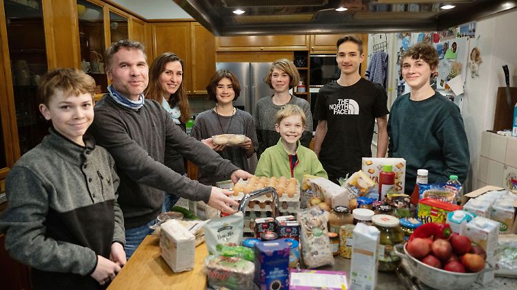 Großfamilie Nagel: Kai, Vater Mario, Mutter Marion, Lilly, Marco, Timo, Lars und Nico stehen in ihrer Küche, auf deren Arbeitsplatte ihre Vorräte liegen.