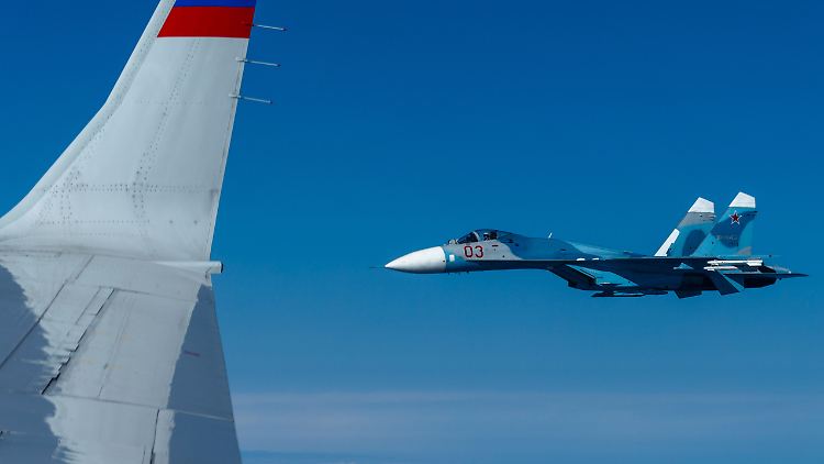 Zwei russische Su-27-Flanker begleiteten eine IL-20M Coot-A.