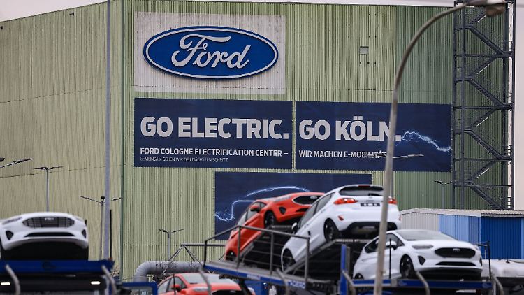 Ford schwenkte relativ spät auf den Elektrokurs ein - und muss jetzt seine Strategie anpassen.