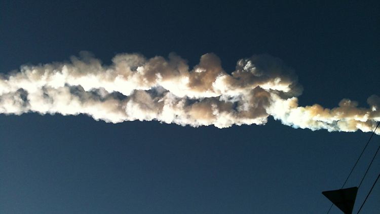 Der Asteroid hinterlässt am Himmel über Tscheljabinsk eine weiße Spur.