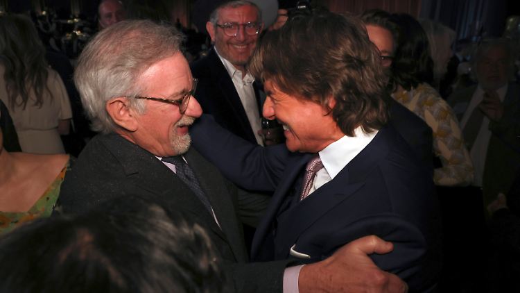 Tom Cruise (r.) wurde nicht nur von Steven Spielberg freudestrahlend begrüßt.