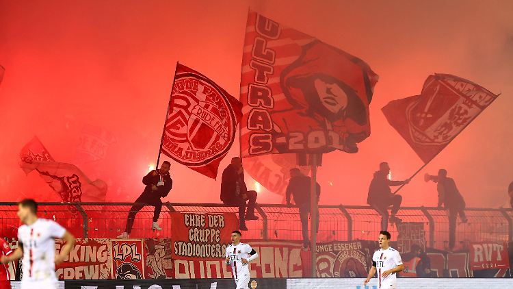 Die Fans von Rot-Weiss Essen sind derzeit massiv enttäuscht von der Mannschaft.