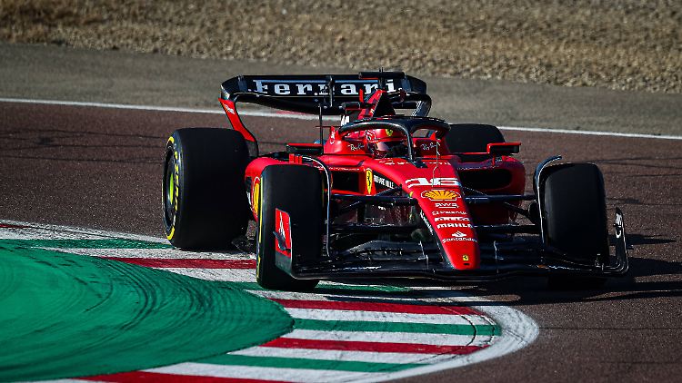 Leclerc und Sainz durften vor Publikum ins Auto.