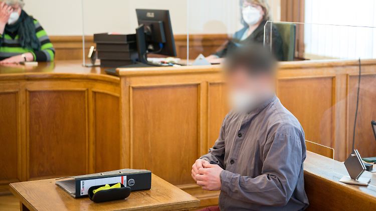 Der 39-Jährige soll illegal ein Reh geschossen und anschließend versucht haben, einen Zeugen zu überfahren.