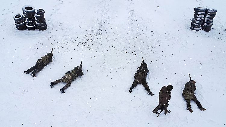 Dieses von der russischen Staatsagentur Tass verbreitete Bild soll russische Soldaten bei Schießübungen im nordwestrussischen Sputnik zeigen.