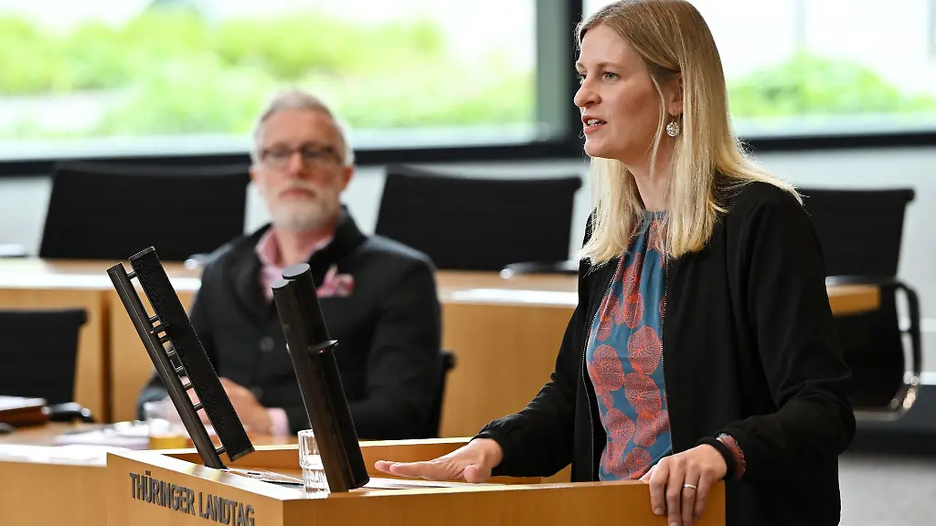 Madeleine-Henfling-Buendnis-90-Die-Gruenen-Abgeordnete-spricht-im-Plenarsaal-des-Thueringer-Landtags-zur-Regierungserklaerung-zum-Thueringen-Monitor-2023