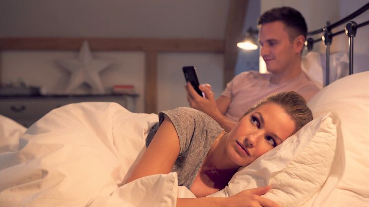 Wer seiner Partnerin oder seinem Partner zu oft die Aufmerksamkeit wegen des Smartphones entzieht, riskiert nicht nur die Beziehung.