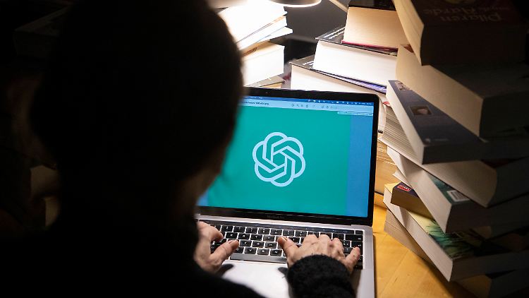 Das Tool ChatGPT der US-Firma OpenAI erstellt mithilfe von künstlicher Intelligenz Texte.