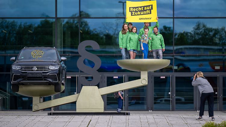 Greenpeace unterstützt auch die Klage eines Bio-Bauern gegen VW vor dem Landgericht Detmold.