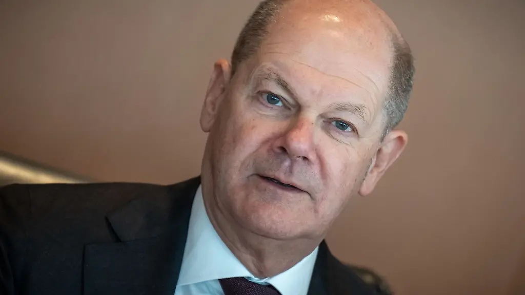 Bundeskanzler-Olaf-Scholz-SPD-wartet-auf-den-Beginn-der-Sitzung-des-Bundeskabinetts-im-Kanzleramt