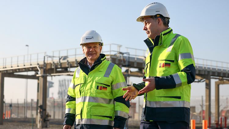 Scholz (l) und De Croo beim Besuch des Fluxys Gasterminals am Seehafen Seebrügge.
