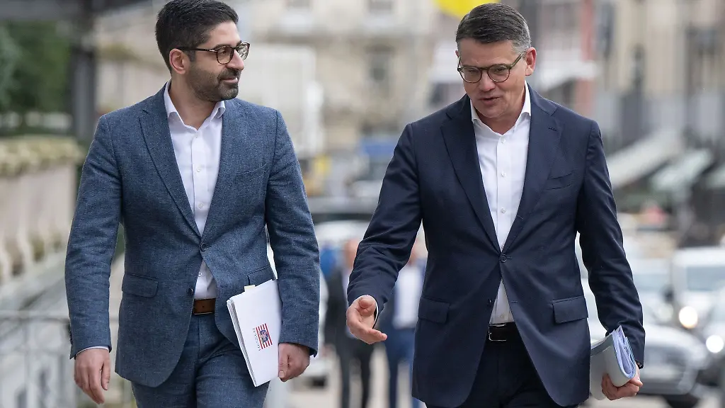 Hessens-Ministerpraesident-Boris-Rhein-CDU-r-und-Vize-Regierungschef-Kaweh-Mansoori-SPD-kommen-gemeinsam-zu-einer-Pressekonferenz-in-der-Staatskanzlei-in-Wiesbaden-Dabei-will-die-neue-Landesregierung-das-Programm-11-1-fuer-Hessen-vorstellen