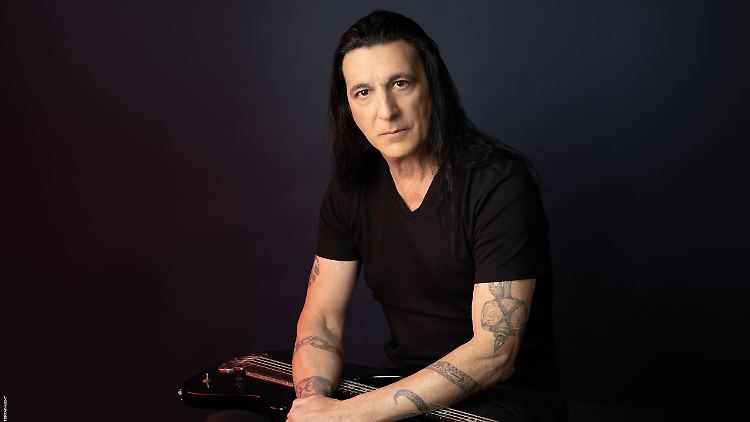 Joey DeMaio ist Bassist bei Manowar.