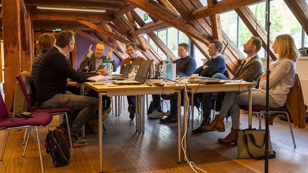 Sachsens-Agrarminister-Wolfram-Guenther-Buendnis-90-Die-Gruenen-3-v-l-besucht-das-Weingut-Hofloessnitz