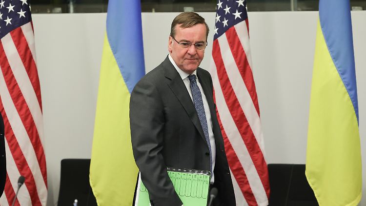 Dass Deutschland sich bislang beim Thema Kampfjets zurückhält, erklärte Pistorius damit, dass für die Ukraine derzeit andere Dinge weitaus wichtiger seien. 