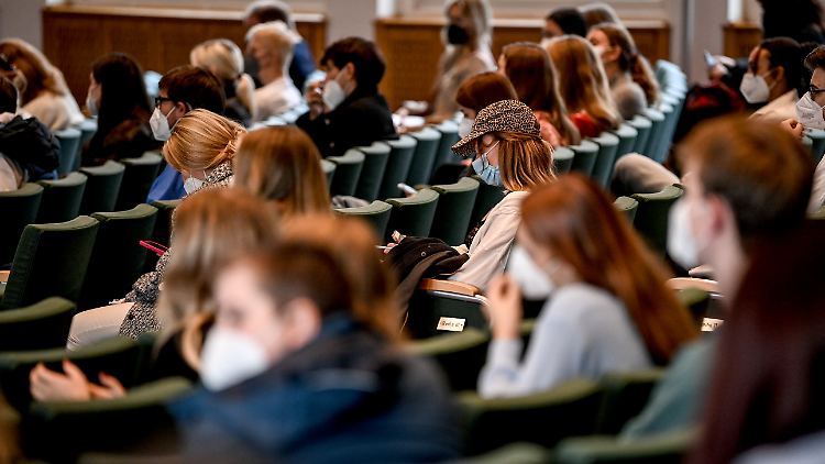 Die Bundesregierung kündigt auch für Studierende eine Energiepauschale an. Wann die das Geld tatsächlich erhalten, ist aber offen. 