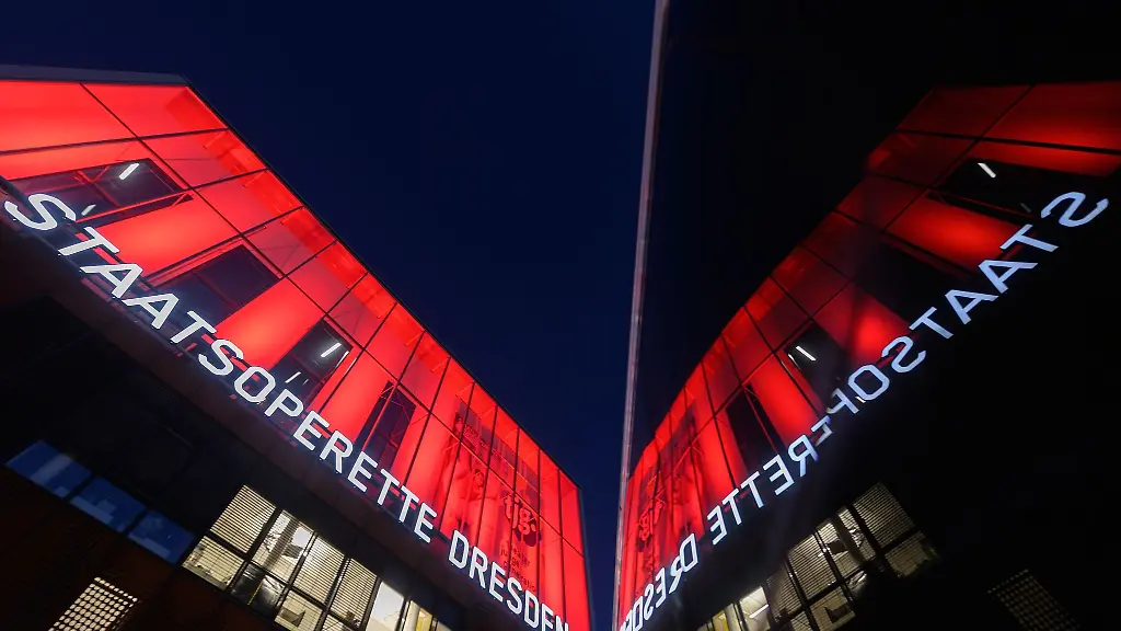 Die-Fassade-der-Staatsoperette-Dresden-rot-angestrahlt
