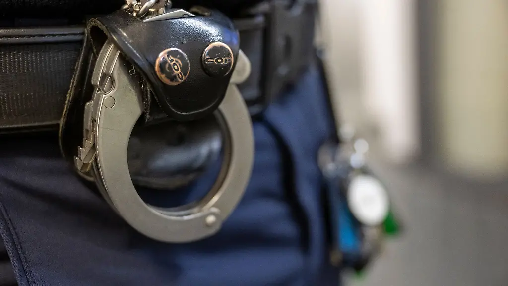 Eine-Handschelle-haengt-am-Guertel-eines-Polizisten-der-Polizeiinspektion-11