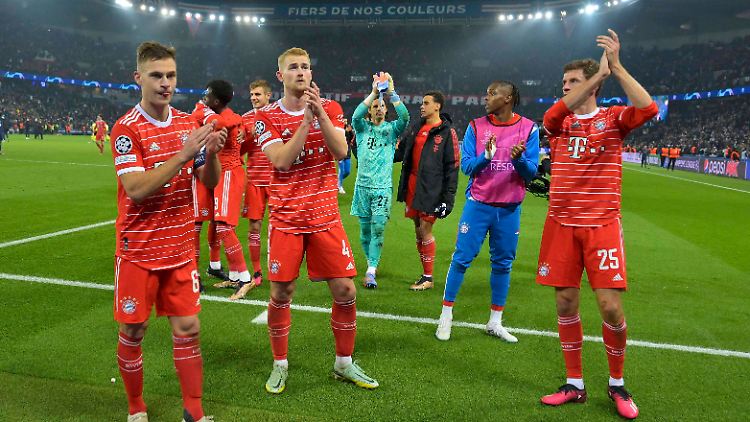 Zufrieden nach seiner starken Leistung: die Fußballer des FC Bayern.