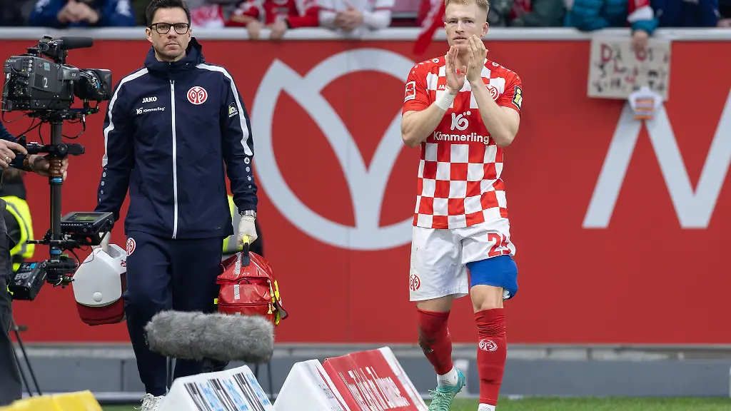 Der-verletzte-Andreas-Hanche-Olsen-1-FSV-Mainz-05-25-bedankt-sich-bei-seiner-Auswechslung-beim-Publikum-fuer-dessen-aufmunternden-Applaus