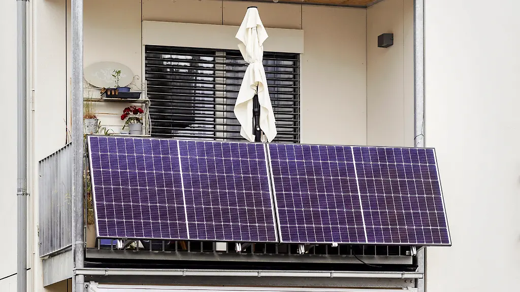 Wenn-das-Balkonkraftwerk-im-optimalen-Winkel-eingestellt-ist-laesst-sich-die-groesstmoegliche-Menge-an-Strom-daraus-generieren