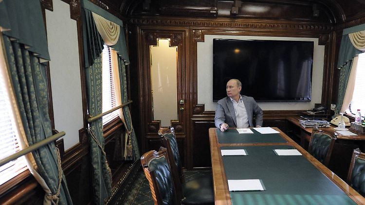 Russlands Präsident Wladimir Putin reist angeblich seit Beginn des Krieges gern mit dem Zug.