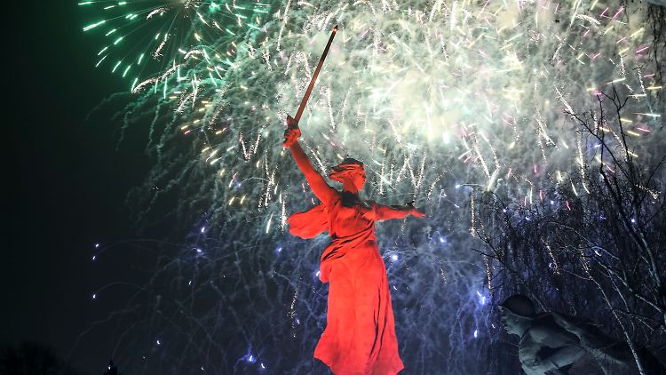 Feuerwerk jedenfalls scheint noch genug da: Die Mutter-Heimat-Statue in Wolgograd wird bei einer Gedenkveranstaltung in Wolgograd erhellt.