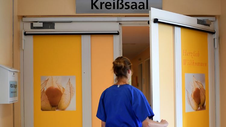 Dem Statistischen Bundesamt zufolge stieg der Anteil von Kaiserschnitten bei Krankenhausgeburten im Vergleich zum Vorjahr um 1,2 Prozentpunkte. Er beträgt nun 30,9 Prozent.