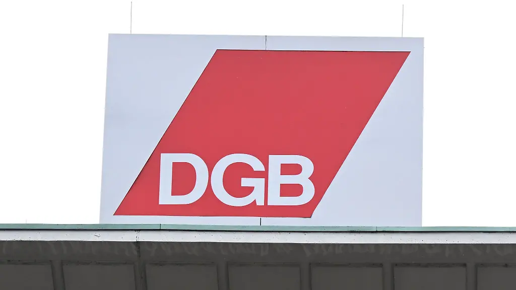 Das-Logo-des-Deutschen-Gewerkschaftsbundes-DGB-ist-am-Gewerkschaftshaus-in-Stuttgart-angebracht