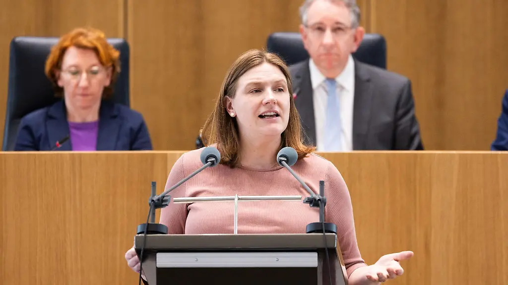 Katharina-Binz-Buendnis-90-Die-Gruenen-M-Familienministerin-von-Rheinland-Pfalz-spricht-waehrend-der-Sitzung-des-Landtags-von-Rheinland-Pfalz