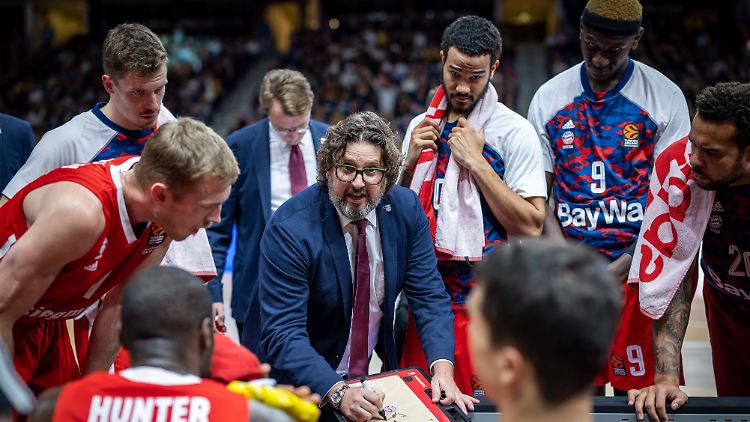 Startrainer Andrea Trinchieri ist außer sich - nicht zum ersten Mal in dieser Saison.