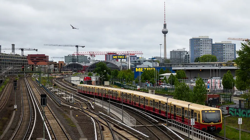 Wolken-ziehen-ueber-Berlin-waehrend-eine-S-Bahn-in-Richtung-Ostbahnhof-faehrt