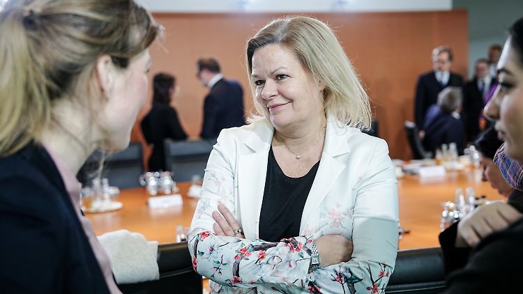 Nancy Faeser legte die Reform vor, nach der die Verwaltung wehrhafter gegen extremistische Umtriebe werden soll. 