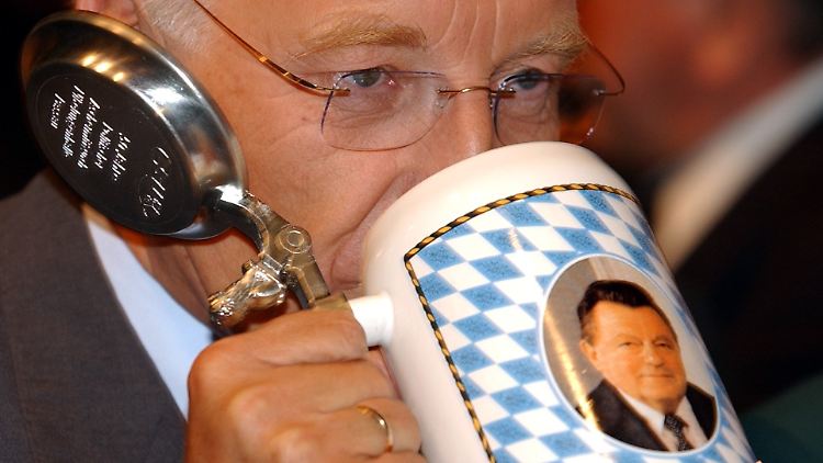 Angeblich soll der frühere Ministerpräsident Edmund Stoiber beim Aschermittwoch mal Kamillentee getrunken haben. Er selbst bezeichnete solche Gerüchte als "Schmarrn".