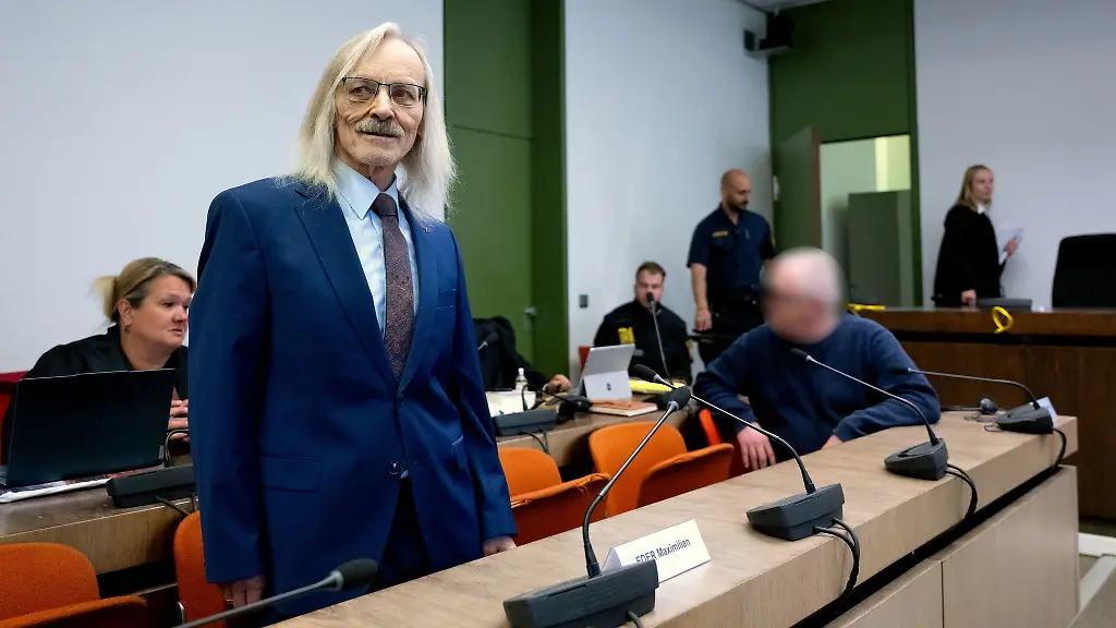 Maximilian-Eder-vorne-l-der-mehrfach-betrunken-Unfaelle-verursacht-haben-soll-und-ein-weiterer-Angeklagter-vorne-r-stehen-vor-Prozessbeginn-im-Gerichtssaal