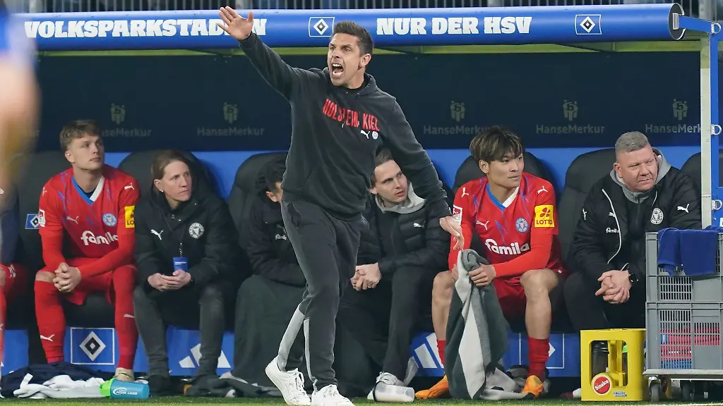 Kiels-Trainer-Marcel-Rapp-gestikuliert-am-Spielfeldrand