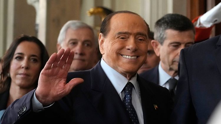 Die Staatsanwaltschaft hatte Berlusconi vorgeworfen, Frauen bezahlt zu haben, damit diese in den Prozessen die Unwahrheit sagten.