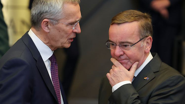 Skeptischer Blick bei Verteidigungsminister Pistorius. Offenbar kommen doch nicht so viele Leopard-2-Kampfpanzer für die Ukraine zusammen, wie gehofft. 