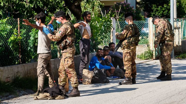 In der Nähe von Triest kontrollieren italienische Polizisten eine Gruppe von Pakistanern, die aus Slowenien gekommen ist.