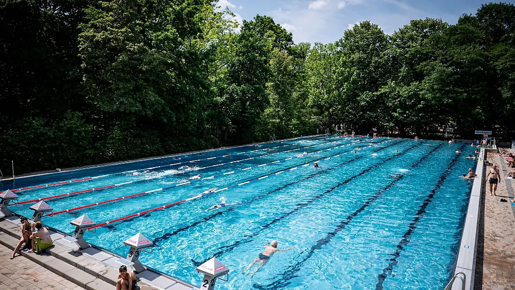 Besucher-schwimmen-an-einem-heissen-Tag-im-Schwimmerbecken-im-Sommerbad-Kreuzberg