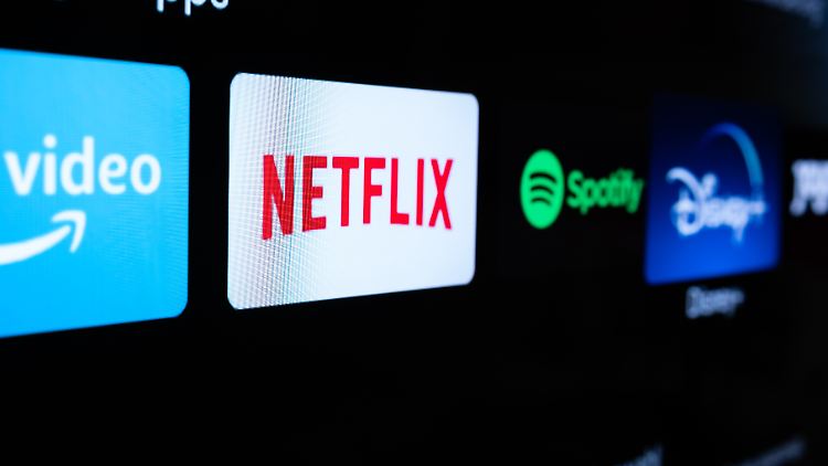 Machen es gemeinsam mit Social Media dem linearen Fernsehen schwer: die zahlreichen Streamingangebote.