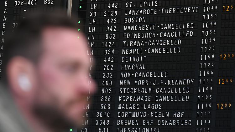 Eine Baggerfahrt mit Folgen: Die Kabelpanne auf einer Bahnbaustelle löst Chaos bei der Lufthansa aus.